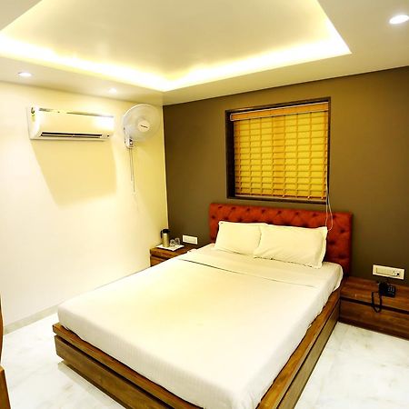 Tirupati International Hotel 수라트 외부 사진