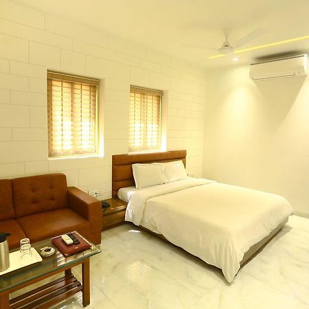 Tirupati International Hotel 수라트 외부 사진